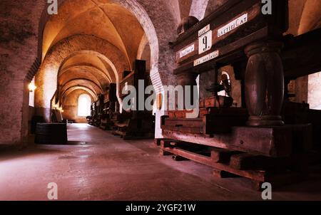 Kloster Eberbach, Rhein, Kloster, Filmkulisse, Weinkeller, Weinfass, Presse, Weinpresse, Traubenpresse, Filmkulisse für im Namen der Rose Foto Stock