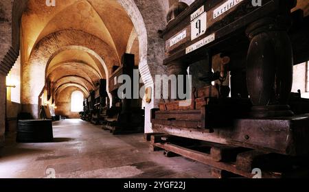 Kloster Eberbach, Rhein, Kloster, Filmkulisse, Weinkeller, Weinfass, Presse, Weinpresse, Traubenpresse, Filmkulisse für im Namen der Rose Foto Stock