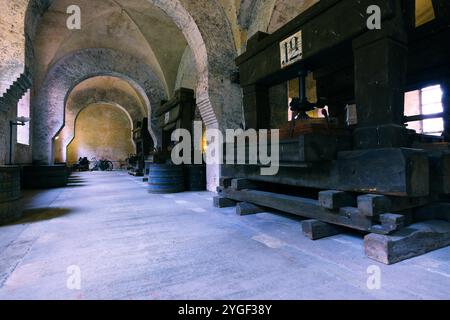 Kloster Eberbach, Rhein, Kloster, Filmkulisse, Weinkeller, Weinfass, Presse, Weinpresse, Traubenpresse, Filmkulisse für im Namen der Rose Foto Stock