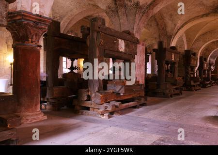 Kloster Eberbach, Rhein, Kloster, Filmkulisse, Weinkeller, Weinfass, Presse, Weinpresse, Traubenpresse, Filmkulisse für im Namen der Rose Foto Stock