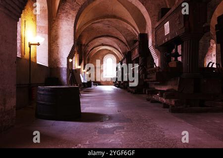 Kloster Eberbach, Rhein, Kloster, Filmkulisse, Weinkeller, Weinfass, Presse, Weinpresse, Traubenpresse, Filmkulisse für im Namen der Rose Foto Stock