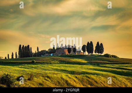 SAN QUIRICO D'ORCIA, ITALIA - 2 MAGGIO 2019: Paesaggio con cipressi e casali in primavera. Foto Stock