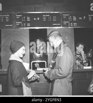 Al cinema 1958. Una giovane coppia di fronte alla cassiera per comprare i biglietti per il film. Kristoffersson rif CC74-9 *** didascalia locale *** Foto Stock