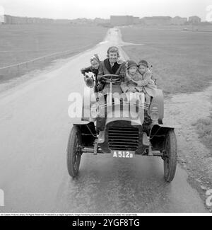 L'auto d'epoca 1955. La madre e i suoi tre figli sono visti in una vecchia auto d'epoca che sembra felice. È Alice Babs (1924-2014) cantante jazz svedese e attore cinematografico. I suoi figli: Lilleba Lagerbäck (1945) Lars-Ivar (Lasse) Sjöblom (1948) Alice Babs e Titti Sjöblom (1949) Foto Stock