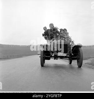 L'auto d'epoca 1955. La madre e i suoi tre figli sono visti in una vecchia auto d'epoca che sembra felice. È Alice Babs (1924-2014) cantante jazz svedese e attore cinematografico. I suoi figli: Lilleba Lagerbäck (1945) Lars-Ivar (Lasse) Sjöblom (1948) Alice Babs e Titti Sjöblom (1949) Foto Stock