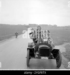 L'auto d'epoca 1955. La madre e i suoi tre figli sono visti in una vecchia auto d'epoca che sembra felice. È Alice Babs (1924-2014) cantante jazz svedese e attore cinematografico. I suoi figli: Lilleba Lagerbäck (1945) Lars-Ivar (Lasse) Sjöblom (1948) Alice Babs e Titti Sjöblom (1949) Foto Stock