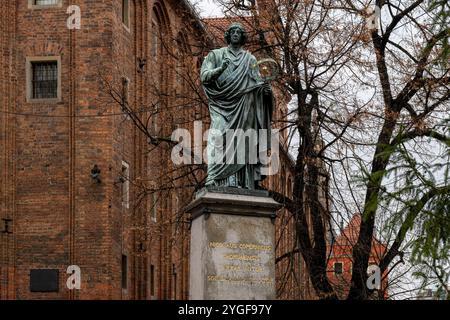 2 gennaio 2021 - Torun, Polonia: La statua in bronzo di Nicolao Copernico, matematico e astronomo polacco. Torun è il suo luogo di nascita e un sito patrimonio dell'umanità dell'UNESCO Foto Stock