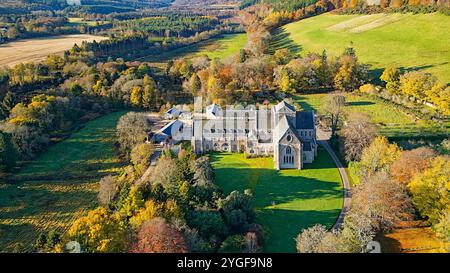 Pluscarden Abbey un monastero cattolico benedettino vicino a Elgin, Scozia, circondato da campi e alberi colorati durante il sole autunnale Foto Stock