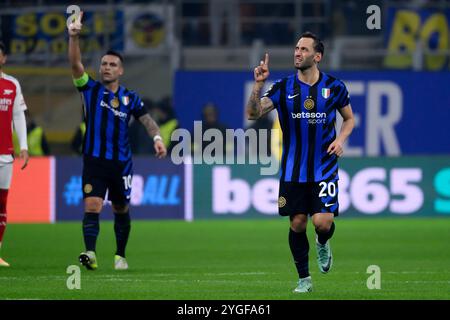 Lautaro Martinez e Hakan Calhanoglu del FC Internazionale reagiscono dopo il gol del 1-0 durante la partita di calcio di UEFA Champions League 2024/2025 tra FC Internazionale e Arsenal FC allo stadio San Siro di Milano (Italia), 6 novembre 2024. Foto Stock