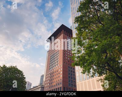 Francoforte, Germania - 15 maggio 2023: Vista dal basso dei moderni grattacieli nel quartiere degli affari alla luce della sera a Francoforte, Spaces - Francoforte, Spaces Omniturm Foto Stock