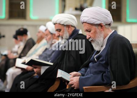 Teheran, Iran. 7 novembre 2024. I membri dell'Assemblea di esperti della leadership partecipano a una riunione con il leader supremo iraniano a Teheran. (Immagine di credito: © Ufficio del leader supremo iraniano tramite ZUMA Press Wire) SOLO USO EDITORIALE! Non per USO commerciale! Foto Stock