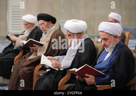 Teheran, Iran. 7 novembre 2024. I membri dell'Assemblea di esperti della leadership partecipano a una riunione con il leader supremo iraniano a Teheran. (Immagine di credito: © Ufficio del leader supremo iraniano tramite ZUMA Press Wire) SOLO USO EDITORIALE! Non per USO commerciale! Foto Stock