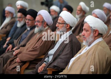 Teheran, Iran. 7 novembre 2024. I membri dell'Assemblea di esperti della leadership partecipano a una riunione con il leader supremo iraniano a Teheran. (Immagine di credito: © Ufficio del leader supremo iraniano tramite ZUMA Press Wire) SOLO USO EDITORIALE! Non per USO commerciale! Foto Stock