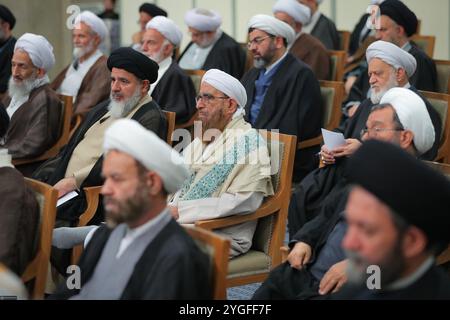 Teheran, Iran. 7 novembre 2024. I membri dell'Assemblea di esperti della leadership partecipano a una riunione con il leader supremo iraniano a Teheran. (Immagine di credito: © Ufficio del leader supremo iraniano tramite ZUMA Press Wire) SOLO USO EDITORIALE! Non per USO commerciale! Foto Stock