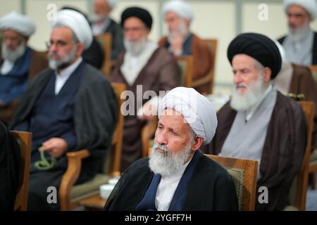 Teheran, Iran. 7 novembre 2024. I membri dell'Assemblea di esperti della leadership partecipano a una riunione con il leader supremo iraniano a Teheran. (Immagine di credito: © Ufficio del leader supremo iraniano tramite ZUMA Press Wire) SOLO USO EDITORIALE! Non per USO commerciale! Foto Stock