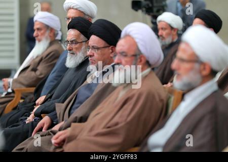 Teheran, Iran. 7 novembre 2024. I membri dell'Assemblea di esperti della leadership partecipano a una riunione con il leader supremo iraniano a Teheran. (Immagine di credito: © Ufficio del leader supremo iraniano tramite ZUMA Press Wire) SOLO USO EDITORIALE! Non per USO commerciale! Foto Stock