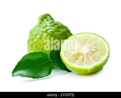 La vista laterale della frutta fresca di bergamotto verde o del kaffir lime con metà e foglia verde è isolata su sfondo bianco con percorso di ritaglio. Foto Stock