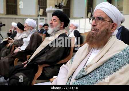 Teheran, Iran. 7 novembre 2024. I membri dell'Assemblea di esperti della leadership partecipano a una riunione con il leader supremo iraniano a Teheran. (Immagine di credito: © Ufficio del leader supremo iraniano tramite ZUMA Press Wire) SOLO USO EDITORIALE! Non per USO commerciale! Foto Stock