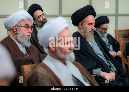 Teheran, Iran. 7 novembre 2024. I membri dell'Assemblea di esperti della leadership partecipano a una riunione con il leader supremo iraniano a Teheran. (Immagine di credito: © Ufficio del leader supremo iraniano tramite ZUMA Press Wire) SOLO USO EDITORIALE! Non per USO commerciale! Foto Stock