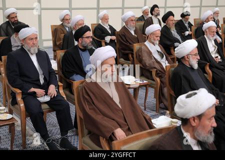 Teheran, Iran. 7 novembre 2024. I membri dell'Assemblea di esperti della leadership partecipano a una riunione con il leader supremo iraniano a Teheran. (Immagine di credito: © Ufficio del leader supremo iraniano tramite ZUMA Press Wire) SOLO USO EDITORIALE! Non per USO commerciale! Foto Stock