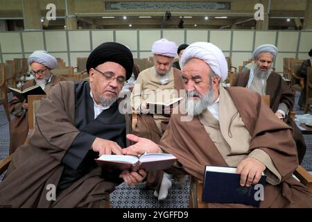 Teheran, Iran. 7 novembre 2024. I membri dell'Assemblea di esperti della leadership partecipano a una riunione con il leader supremo iraniano a Teheran. (Immagine di credito: © Ufficio del leader supremo iraniano tramite ZUMA Press Wire) SOLO USO EDITORIALE! Non per USO commerciale! Foto Stock