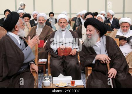 Teheran, Iran. 7 novembre 2024. I membri dell'Assemblea di esperti della leadership partecipano a una riunione con il leader supremo iraniano a Teheran. (Immagine di credito: © Ufficio del leader supremo iraniano tramite ZUMA Press Wire) SOLO USO EDITORIALE! Non per USO commerciale! Foto Stock