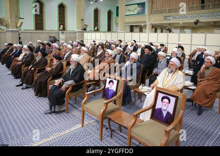 Teheran, Iran. 7 novembre 2024. I membri dell'Assemblea di esperti della leadership partecipano a una riunione con il leader supremo iraniano a Teheran. (Immagine di credito: © Ufficio del leader supremo iraniano tramite ZUMA Press Wire) SOLO USO EDITORIALE! Non per USO commerciale! Foto Stock