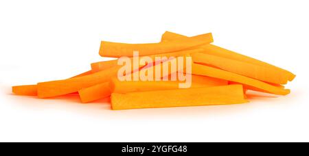 La vista laterale delle fette di carota arancioni a forma di bastoncino nella pila è isolata su sfondo bianco con percorso di ritaglio. Foto Stock