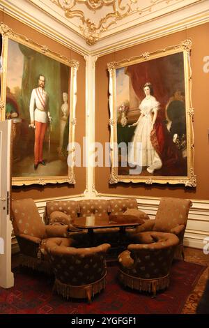 Vienna, Austria - 6 ottobre 2024: Ritratti dell'imperatore Francesco Giuseppe i e dell'imperatrice Elisabetta (Sissi) in un'intima sala con posti a sedere presso il Palazzo Schönbrunn, V Foto Stock