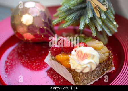 Delizie natalizie - buon cibo - primo piano di una torta natalizia con mini sci in cima. Spazio per la copia. Foto Stock