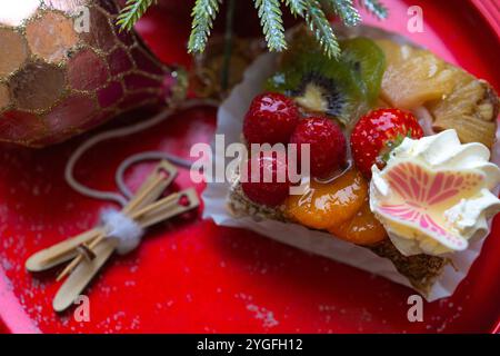 Delizie natalizie - buon cibo - primo piano di una torta natalizia con mini sci in cima. Spazio per la copia. Foto Stock