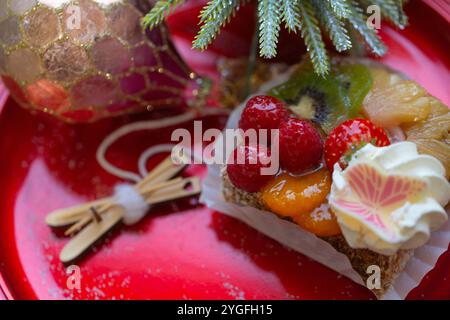 Delizie natalizie - buon cibo - primo piano di una torta natalizia con mini sci in cima. Spazio per la copia. Foto Stock