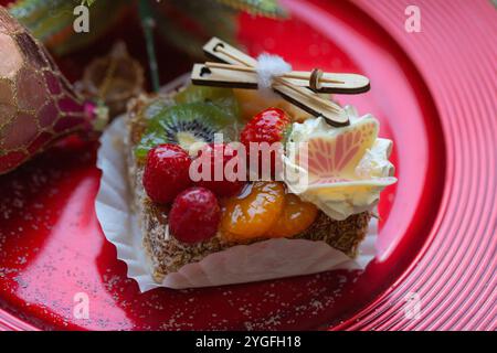 Delizie natalizie - buon cibo - primo piano di una torta natalizia con mini sci in cima. Spazio per la copia. Foto Stock