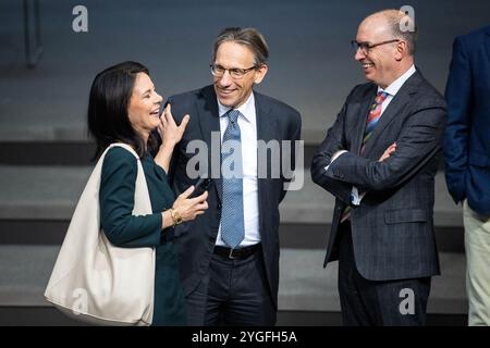 Berlino, Germania. 7 novembre 2024. Jörg Kukies (SPD, M), nuovo ministro federale delle finanze, parla nel Bundestag prima di giurare con Annalena Baerbock (Alleanza 90/Verdi, l), ministro degli Esteri, e Niels Annen (SPD), membro del Bundestag tedesco. Crediti: Christophe Gateau/dpa/Alamy Live News Foto Stock