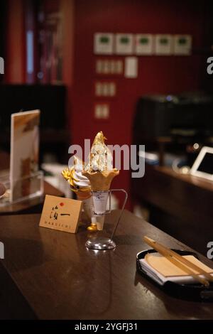 Realizzazione di un cono placcato oro nel distretto di Higashi Chaya a Kanazawa in Giappone Foto Stock