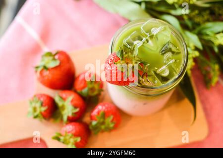 Strawberry Matcha in mostra al Cafe Foto Stock