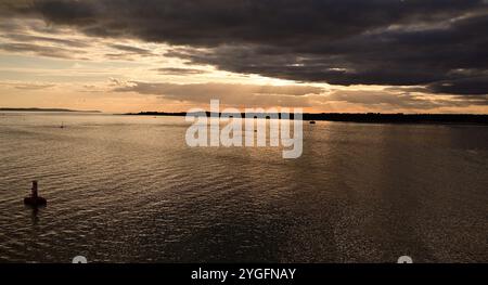 Tramonto su Southampton Water, Hampshire. Foto Stock