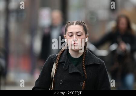 Hässleholm, Skåne, Svezia. Ottobre 28 2024. Gente per strada a Hässleholm. Foto Stock