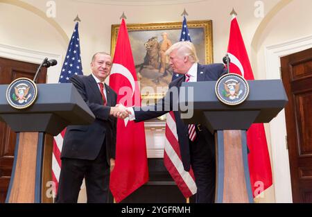 DONALD TRUMP, presidente degli Stati Uniti con il presidente turco Recep Tayyip Erdogan alla Casa Bianca il 16 maggio 2017. Foto: Shaleah Craighead/Casa Bianca Foto Stock