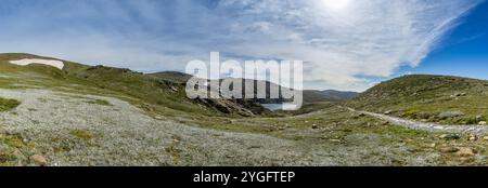 Panorama del Main Range Walk sul Monte Kosciuszko, con acque tranquille e terreni accidentati, in Australia Foto Stock