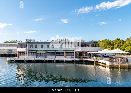 Hobart, Tasmania, Australia - dicembre 30 2022: Franklin Wharf, ristoranti e caffetterie sul lungomare di Hobart Foto Stock