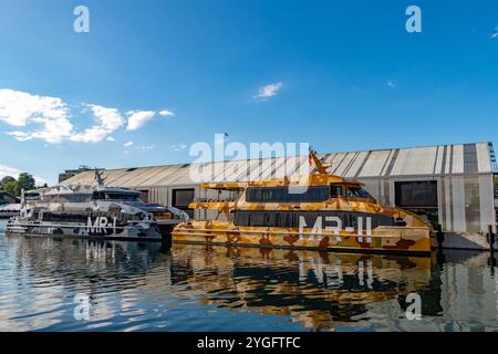 Hobart, Tasmania, Australia - dicembre 30 2022: Mona art Museum traghetti catamarani passeggeri ad alta velocità MR-i, MR-II, ormeggiati al molo di Brooke Street Foto Stock