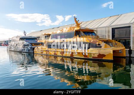 Hobart, Tasmania, Australia - dicembre 30 2022: Mona art Museum traghetti catamarano passeggeri ad alta velocità MR-i, MR-II, ormeggiati a Hobart Brooke Street Pi Foto Stock