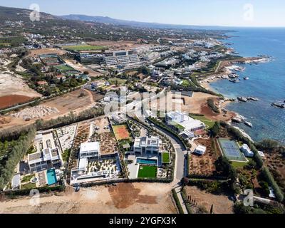 Vista aerea di ville di lusso sul mare a Cap St. Georges Beach Club Resort, regione di Paphos, Cipro. Foto Stock