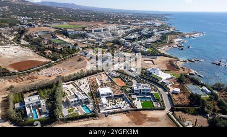 Vista aerea di ville di lusso sul mare a Cap St. Georges Beach Club Resort, regione di Paphos, Cipro. Foto Stock