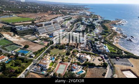 Vista aerea di ville di lusso sul mare a Cap St. Georges Beach Club Resort, regione di Paphos, Cipro. Foto Stock