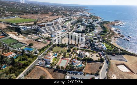 Vista aerea di ville di lusso sul mare a Cap St. Georges Beach Club Resort, regione di Paphos, Cipro. Foto Stock