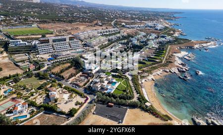 Vista aerea di ville di lusso sul mare a Cap St. Georges Beach Club Resort, regione di Paphos, Cipro. Foto Stock