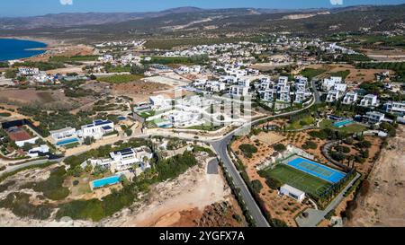 Vista aerea di ville di lusso sul mare a Cap St. Georges Beach Club Resort, regione di Paphos, Cipro. Foto Stock