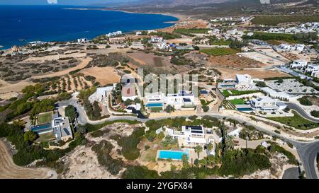 Vista aerea di ville di lusso sul mare a Cap St. Georges Beach Club Resort, regione di Paphos, Cipro. Foto Stock